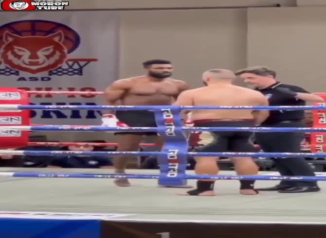 Video :An MMA fighter uses a kick to defend himself and fractures his leg (Warning - startling)